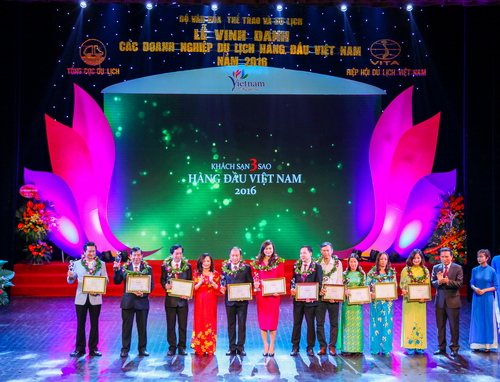 Phó Tổng cục trưởng TCDL Ngô Hoài Chung và Phó Chủ tịch HHDLVN Đỗ Thị Hồng Xoan trao Giải thưởng Du lịch Việt Nam cho 10 khách sạn 3 sao hàng đầu Việt Nam năm 2016